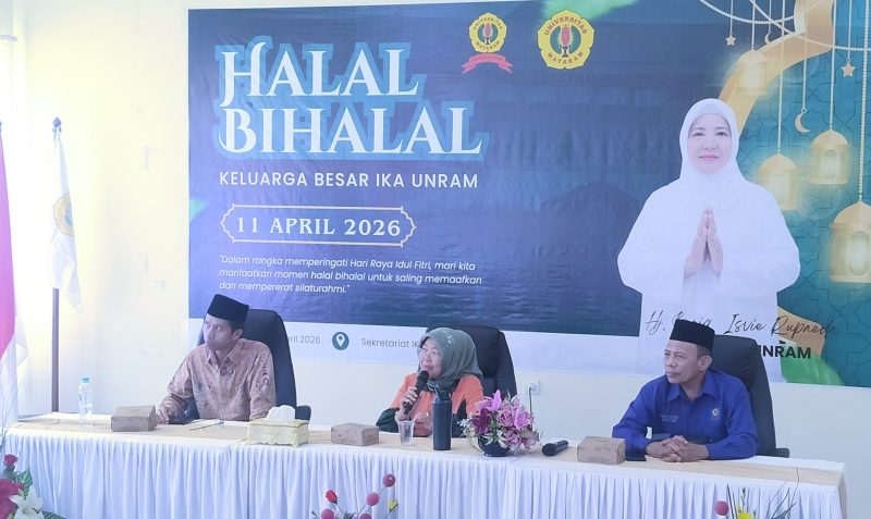 Ketua Umum IKA Unram Baiq Isvie Rupaeda bersama Rektor Unram Sukardi saat menghadiri Halal Bihalal dan konsolidasi nasional alumni di Aula Sekretariat IKA Unram, Mataram, Sabtu (11/4/2026).