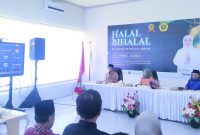 Rektor Universitas Mataram Sukardi saat menyampaikan program jalur khusus alumni dalam kegiatan Halal Bihalal IKA Unram di Mataram, Sabtu (11/4/2026).