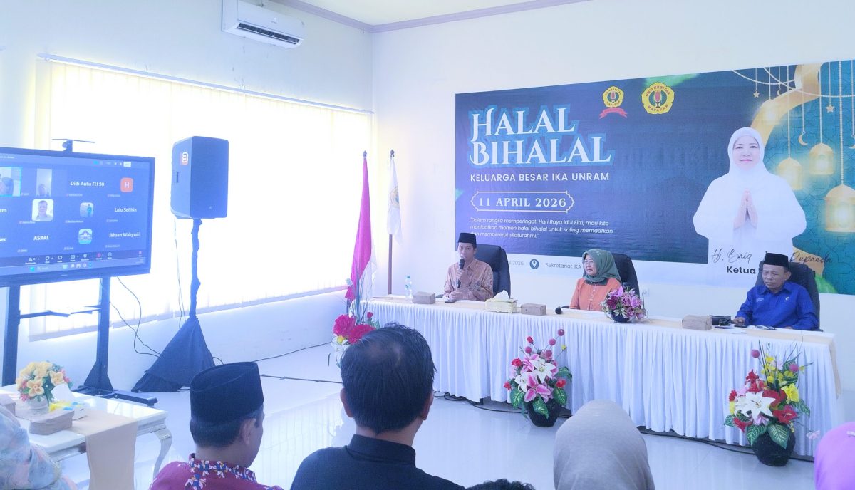 Rektor Universitas Mataram Sukardi saat menyampaikan program jalur khusus alumni dalam kegiatan Halal Bihalal IKA Unram di Mataram, Sabtu (11/4/2026).