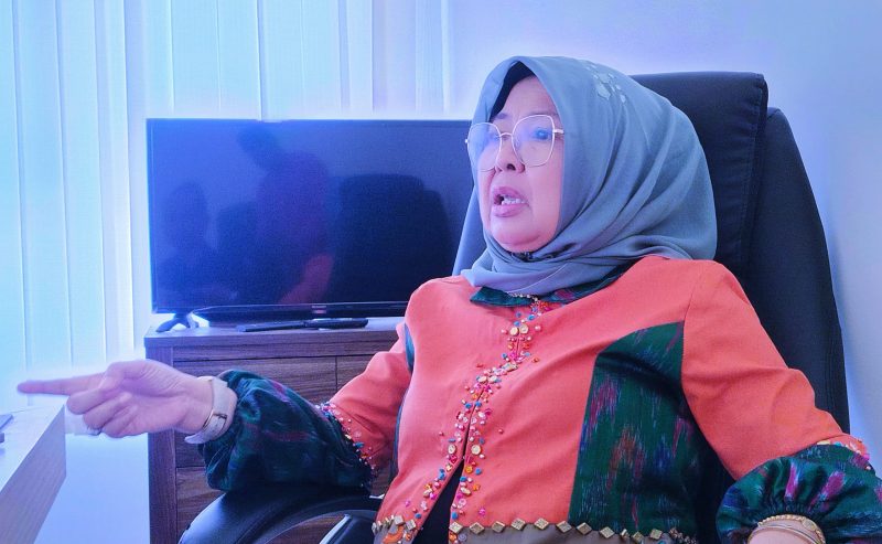 Ketua DPRD NTB Baiq Isvie Rupaeda saat memberikan keterangan kepada wartawan terkait pelantikan Sekda NTB di Mataram.