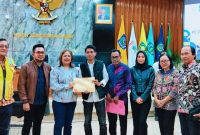 Foto Bersama usai Rapat koordinasi Komite II DPD RI bersama pemerintah pusat dan daerah membahas percepatan pembangunan jalan di Langgudu Selatan, Kabupaten Bima.