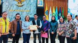 Foto Bersama usai Rapat koordinasi Komite II DPD RI bersama pemerintah pusat dan daerah membahas percepatan pembangunan jalan di Langgudu Selatan, Kabupaten Bima.