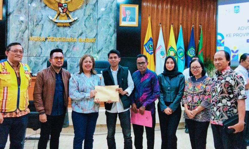 Foto Bersama usai Rapat koordinasi Komite II DPD RI bersama pemerintah pusat dan daerah membahas percepatan pembangunan jalan di Langgudu Selatan, Kabupaten Bima.