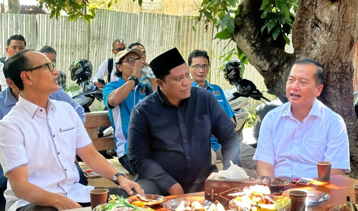 Ketua Bapemperda DPRD NTB Ali Usman Ahim bersama Gubernur NTB Lalu Muhamad Iqbal dan Wali Kota Mataram H. Mohan Roliskana
saat berada di Sekretariat PWI NTB serta Anggota Pengurus PWI NTB disaat acara Halal Bihalal