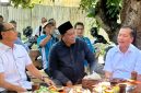 Ketua Bapemperda DPRD NTB Ali Usman Ahim bersama Gubernur NTB Lalu Muhamad Iqbal dan Wali Kota Mataram H. Mohan Roliskana
saat berada di Sekretariat PWI NTB serta Anggota Pengurus PWI NTB disaat acara Halal Bihalal 