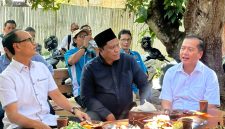 Ketua Bapemperda DPRD NTB Ali Usman Ahim bersama Gubernur NTB Lalu Muhamad Iqbal dan Wali Kota Mataram H. Mohan Roliskana
saat berada di Sekretariat PWI NTB serta Anggota Pengurus PWI NTB disaat acara Halal Bihalal 