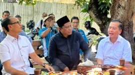 Ketua Bapemperda DPRD NTB Ali Usman Ahim bersama Gubernur NTB Lalu Muhamad Iqbal dan Wali Kota Mataram H. Mohan Roliskana
saat berada di Sekretariat PWI NTB serta Anggota Pengurus PWI NTB disaat acara Halal Bihalal 