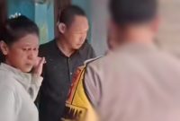 Terlihat Terduga Pelaku bersama Petugas kepolisian saat melakukan olah TKP kasus dugaan penganiayaan yang menewaskan seorang ayah di Desa Tamansari, Lombok Barat.