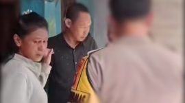 Terlihat Terduga Pelaku bersama Petugas kepolisian saat melakukan olah TKP kasus dugaan penganiayaan yang menewaskan seorang ayah di Desa Tamansari, Lombok Barat.