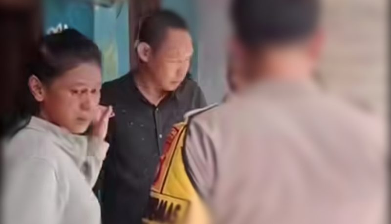 Terlihat Terduga Pelaku bersama Petugas kepolisian saat melakukan olah TKP kasus dugaan penganiayaan yang menewaskan seorang ayah di Desa Tamansari, Lombok Barat.