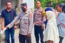 Petugas kepolisian melakukan olah TKP kasus dugaan penganiayaan yang menewaskan seorang ayah di Desa Tamansari, Lombok Barat.