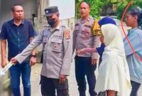Petugas kepolisian melakukan olah TKP kasus dugaan penganiayaan yang menewaskan seorang ayah di Desa Tamansari, Lombok Barat.