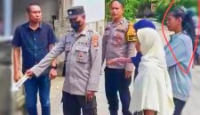 Petugas kepolisian melakukan olah TKP kasus dugaan penganiayaan yang menewaskan seorang ayah di Desa Tamansari, Lombok Barat.