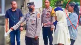 Petugas kepolisian melakukan olah TKP kasus dugaan penganiayaan yang menewaskan seorang ayah di Desa Tamansari, Lombok Barat.