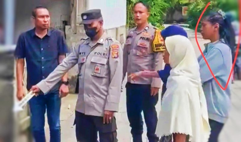 Petugas kepolisian melakukan olah TKP kasus dugaan penganiayaan yang menewaskan seorang ayah di Desa Tamansari, Lombok Barat.