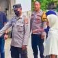 Petugas kepolisian melakukan olah TKP kasus dugaan penganiayaan yang menewaskan seorang ayah di Desa Tamansari, Lombok Barat.