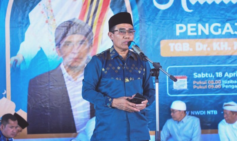 Kepala Biro Kesra NTB H. Amir saat membacakan sambutan Gubernur dalam acara Halalbihalal NWDI di Mataram.