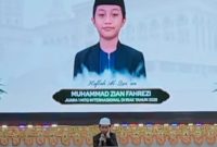 Qori cilik juara internasional Muhamad Zian Fahrezi tampil membacakan ayat suci Al-Qur’an bersama Wakil Gubernur NTB dan ribuan warga Bima dalam Halalbihalal RKBPL di UIN Mataram.