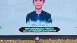 Qori cilik juara internasional Muhamad Zian Fahrezi tampil membacakan ayat suci Al-Qur’an bersama Wakil Gubernur NTB dan ribuan warga Bima dalam Halalbihalal RKBPL di UIN Mataram.