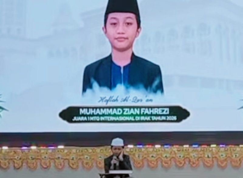 Qori cilik juara internasional Muhamad Zian Fahrezi tampil membacakan ayat suci Al-Qur’an bersama Wakil Gubernur NTB dan ribuan warga Bima dalam Halalbihalal RKBPL di UIN Mataram.