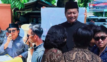 Sejumlah massa dari GERAK-NTB menggelar aksi unjuk rasa di depan Pengadilan Tipikor Mataram, menuntut transparansi dan kehadiran pihak-pihak terkait, termasuk Gubernur NTB, dalam sidang kasus dugaan gratifikasi dana siluman DPRD.