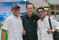 Advokat senior NTB, Iwan Slenk dengan menggunakan Topi, menjelaskan pandangan hukum terkait ketidakrelevanan pemanggilan Gubernur NTB dalam persidangan kasus gratifikasi DPRD bersama Gubernur NTB dan Tim Pendukung Iqbal-Dinda 