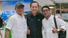 Advokat senior NTB, Iwan Slenk dengan menggunakan Topi, menjelaskan pandangan hukum terkait ketidakrelevanan pemanggilan Gubernur NTB dalam persidangan kasus gratifikasi DPRD bersama Gubernur NTB dan Tim Pendukung Iqbal-Dinda 
