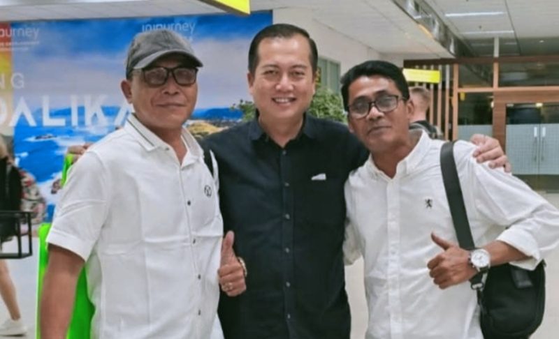 Advokat senior NTB, Iwan Slenk dengan menggunakan Topi, menjelaskan pandangan hukum terkait ketidakrelevanan pemanggilan Gubernur NTB dalam persidangan kasus gratifikasi DPRD bersama Gubernur NTB dan Tim Pendukung Iqbal-Dinda 