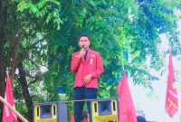 Ketua PC IMM Dompu saat menyampaikan pernyataan sikap penolakan terhadap rencana pinjaman daerah Rp70 miliar kepada PT SMI.