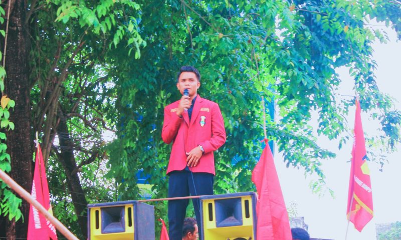 Ketua PC IMM Dompu saat menyampaikan pernyataan sikap penolakan terhadap rencana pinjaman daerah Rp70 miliar kepada PT SMI.