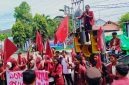 Massa aksi IMM Dompu saat menggelar demonstrasi di depan Kantor DPRD dan Kantor Bupati Dompu menolak rencana utang daerah Rp70 miliar.