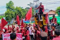 Massa aksi IMM Dompu saat menggelar demonstrasi di depan Kantor DPRD dan Kantor Bupati Dompu menolak rencana utang daerah Rp70 miliar.