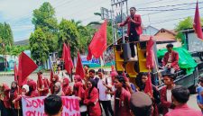 Massa aksi IMM Dompu saat menggelar demonstrasi di depan Kantor DPRD dan Kantor Bupati Dompu menolak rencana utang daerah Rp70 miliar.