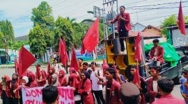 Massa aksi IMM Dompu saat menggelar demonstrasi di depan Kantor DPRD dan Kantor Bupati Dompu menolak rencana utang daerah Rp70 miliar.