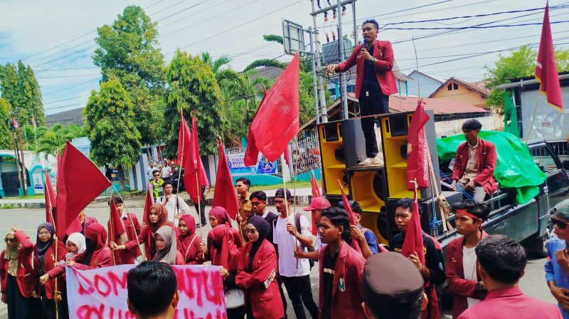 Massa aksi IMM Dompu saat menggelar demonstrasi di depan Kantor DPRD dan Kantor Bupati Dompu menolak rencana utang daerah Rp70 miliar.