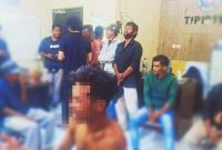 Petugas Satreskrim Polres Bima Kota saat mengamankan terduga pelaku perusakan Kantor Inspektorat dan DPMDes Kabupaten Bima.