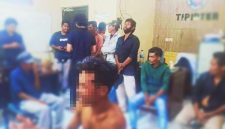 Petugas Satreskrim Polres Bima Kota saat mengamankan terduga pelaku perusakan Kantor Inspektorat dan DPMDes Kabupaten Bima.