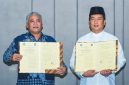 Gubernur NTB Lalu Muhamad Iqbal bersama Rektor UNY saat penandatanganan MoU kerja sama penguatan SDM di Mataram.