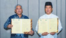 Gubernur NTB Lalu Muhamad Iqbal bersama Rektor UNY saat penandatanganan MoU kerja sama penguatan SDM di Mataram.