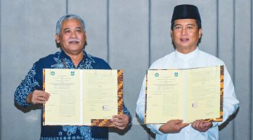 Gubernur NTB Lalu Muhamad Iqbal bersama Rektor UNY saat penandatanganan MoU kerja sama penguatan SDM di Mataram.