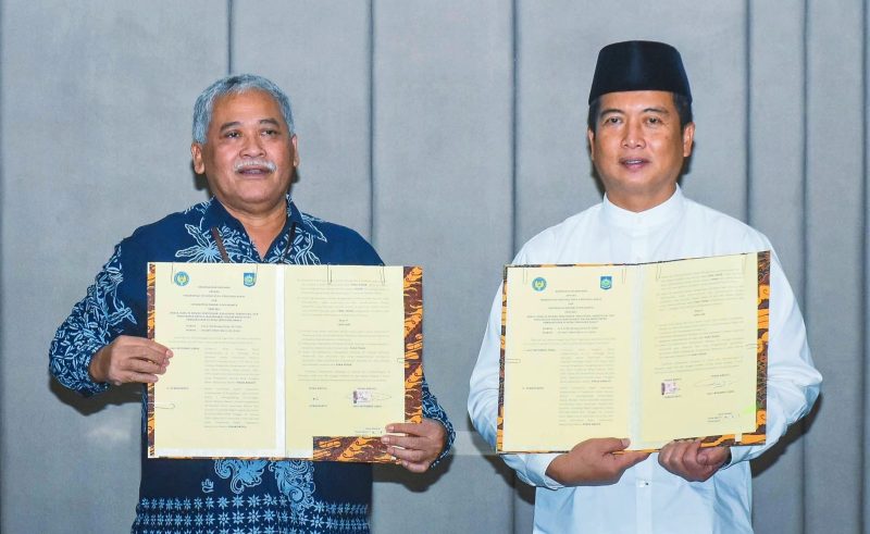 Gubernur NTB Lalu Muhamad Iqbal bersama Rektor UNY saat penandatanganan MoU kerja sama penguatan SDM di Mataram.
