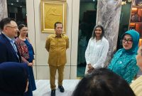 Gubernur NTB bersama perwakilan Fred Hollows Foundation saat membahas program operasi mata bagi ribuan warga NTB.