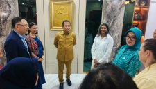 Gubernur NTB bersama perwakilan Fred Hollows Foundation saat membahas program operasi mata bagi ribuan warga NTB.