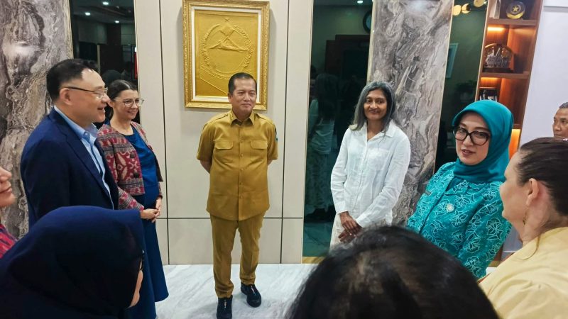 Gubernur NTB bersama perwakilan Fred Hollows Foundation saat membahas program operasi mata bagi ribuan warga NTB.