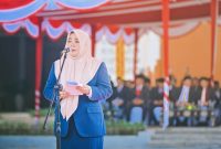 Wagub NTB Indah Dhamayanti Putri atau akrab disapa Umi Dinda saat memimpin upacara peringatan Hari Otonomi Daerah ke-XXX di Lapangan Bumi Gora, Mataram.