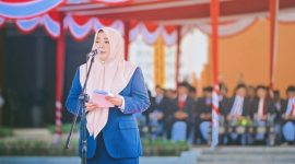 Wagub NTB Indah Dhamayanti Putri atau akrab disapa Umi Dinda saat memimpin upacara peringatan Hari Otonomi Daerah ke-XXX di Lapangan Bumi Gora, Mataram.