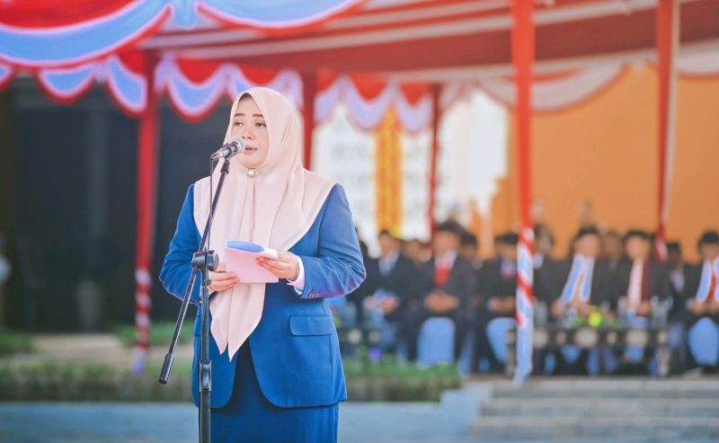 Wagub NTB Indah Dhamayanti Putri atau akrab disapa Umi Dinda saat memimpin upacara peringatan Hari Otonomi Daerah ke-XXX di Lapangan Bumi Gora, Mataram.