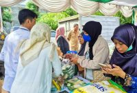 Terlihat suasana bazar Gerakan Pangan Murah (GPM) yang digelar Satpol PP NTB di halaman kantor Satpol PP NTB, Mataram. Sejumlah warga tampak antusias melakukan pembelian kebutuhan pokok dengan harga terjangkau dalam rangka HUT ke-76 Satpol PP dan HUT ke-64 Linmas.
