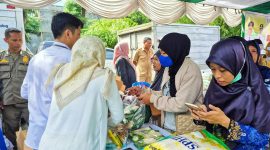 Terlihat suasana bazar Gerakan Pangan Murah (GPM) yang digelar Satpol PP NTB di halaman kantor Satpol PP NTB, Mataram. Sejumlah warga tampak antusias melakukan pembelian kebutuhan pokok dengan harga terjangkau dalam rangka HUT ke-76 Satpol PP dan HUT ke-64 Linmas.