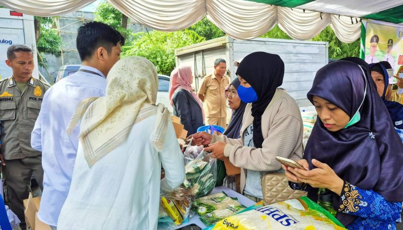 Terlihat suasana bazar Gerakan Pangan Murah (GPM) yang digelar Satpol PP NTB di halaman kantor Satpol PP NTB, Mataram. Sejumlah warga tampak antusias melakukan pembelian kebutuhan pokok dengan harga terjangkau dalam rangka HUT ke-76 Satpol PP dan HUT ke-64 Linmas.